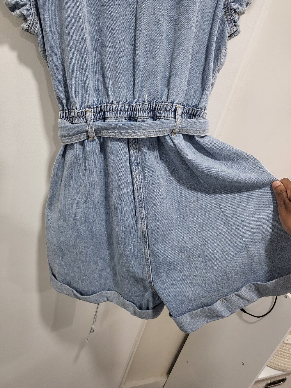NWOT Vici Rudi Ruffle Sleeve Denim Romper - Size Medium - Picture 10 of 12